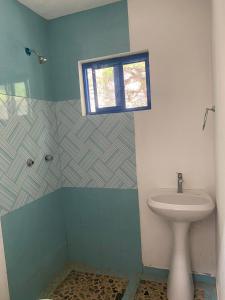baño con lavabo y aseo y ventana en AVIVAMIENTO, en Amacuzac