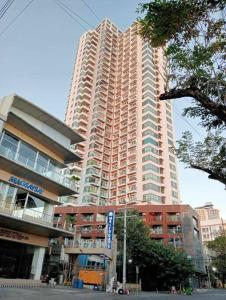 un gran edificio alto en medio de una ciudad en Z -Uno's Place, en Cebú