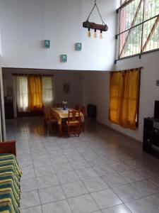 - une salle à manger avec une table et des chaises dans l'établissement El Elyon Duplex, à Santa Rosa de Calamuchita