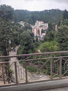 Blick auf eine Stadt von einer Brücke in der Unterkunft Takeabreak in Bhowāli