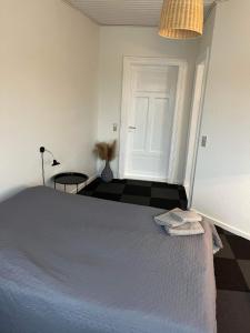 una camera con un letto e una porta bianca di Tønders bedste udsigt et værelse stue spisestue køkken badeværelse a Tønder