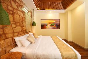 ein Schlafzimmer mit einem großen Bett in einem Zimmer in der Unterkunft Woodapple Hotel and Spa in Kathmandu