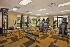 een fitnessruimte met loopbanden en cardio-apparatuur in een kamer bij Courtyard by Marriott Gulfport Beachfront in Gulfport