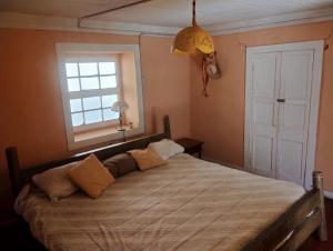 a bedroom with a large bed with a window at Casa familiar camino a Horcón in La Serena