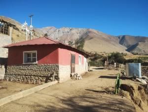 Casa familiar camino a Horcón في لا سيرينا: مبنى صغير في وسط طريق ترابي