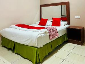 Кровать или кровати в номере Kampar Times Inn Hotel