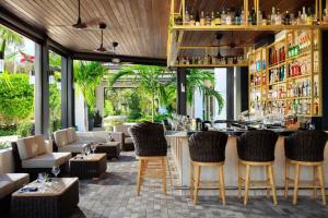 um bar num restaurante com cadeiras e mesas em Renaissance Boca Raton Hotel em Boca Raton
