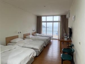 A bed or beds in a room at 馬港驛站 Oldharbor Hostel