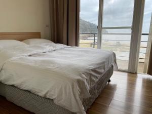 A bed or beds in a room at 馬港驛站 Oldharbor Hostel