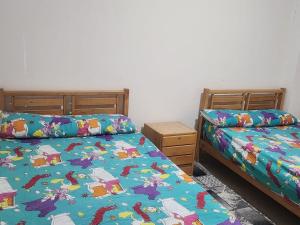 A bed or beds in a room at شقه الهاني