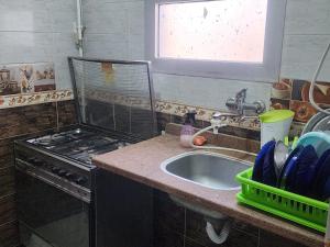 A kitchen or kitchenette at شقه الهاني