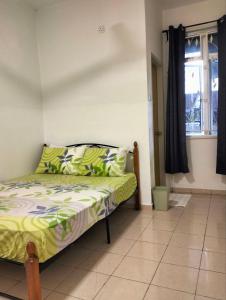 1 dormitorio con cama y ventana en SinggahSana Homestay Pasir Mas, en Pasir Mas