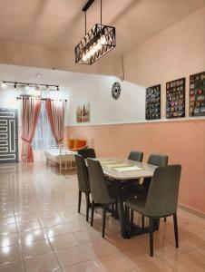 een eetkamer met een tafel en stoelen bij SinggahSana Homestay Pasir Mas in Pasir Mas