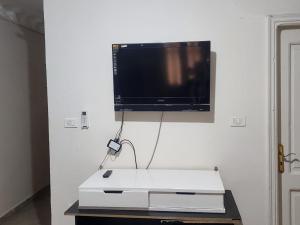 A television and/or entertainment centre at شقه الهاني