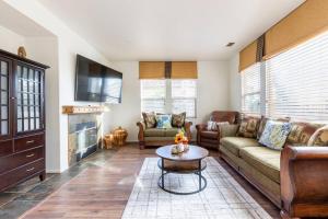 Posezení v ubytování Coachella and Stagecoach Festival Home- 5 mins to Empire Polo Festival Ground