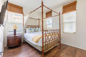 Postel nebo postele na pokoji v ubytování Coachella and Stagecoach Festival Home- 5 mins to Empire Polo Festival Ground