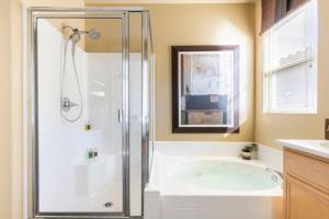 Koupelna v ubytování Coachella and Stagecoach Festival Home- 5 mins to Empire Polo Festival Ground + 59 fotografií