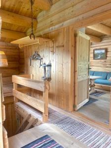 Cabaña con pared de madera y habitación con puerta en Stallen - koselig lite hus på gårdstun en Skjåk