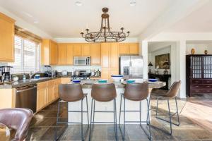 Kuchyň nebo kuchyňský kout v ubytování Coachella and Stagecoach Festival Home- 5 mins to Empire Polo Festival Ground