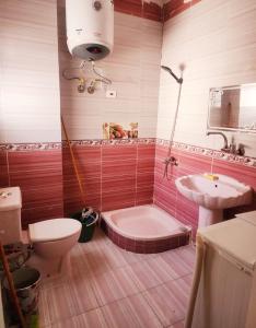 een badkamer met een toilet, een bad en een wastafel bij شقه الهاني in Marsa Matruh