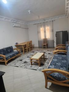 شقه الهاني في مرسى مطروح: غرفة معيشة مع أثاث خشبي وطاولة