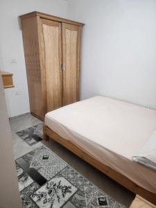 A bed or beds in a room at شقه الهاني