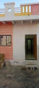 un edificio con una porta sul lato di Om homestay a Dwarka