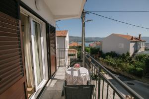 una mesa en el balcón de una casa en Apartments Civadelić, en Trogir