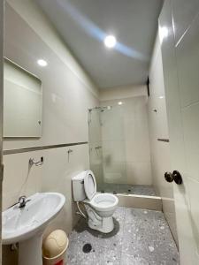 een badkamer met een toilet en een wastafel bij HOTEL MAGIC in Piura