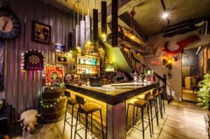 恒春古城Sleep inn 旅宿l k歌l烤肉l麻將l調酒l國旅卡特約l可包棟的一间酒吧,里面设有黄色的酒吧凳子