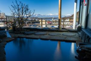 - une vue sur la piscine d'eau depuis un bâtiment dans l'établissement Suminoyu, à Yamanouchi