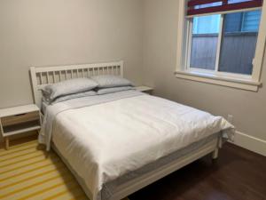 Postel nebo postele na pokoji v ubytování Cozy and Private Suite in Richmond