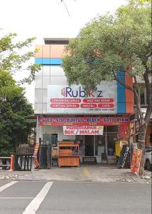 een gebouw aan de kant van een straat met een gebouw bij Rubikz Hostel & Cafe in Surabaya