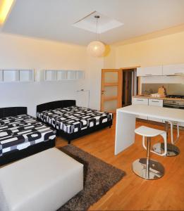 sala de estar con 2 camas y cocina en Apartment near the Old Town Square en Praga