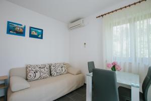 sala de estar con sofá y mesa en Apartments Civadelić, en Trogir