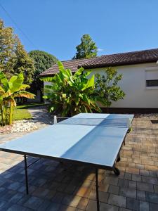 una mesa de ping pong azul frente a una casa en Anna-Lak, en Dunapataj