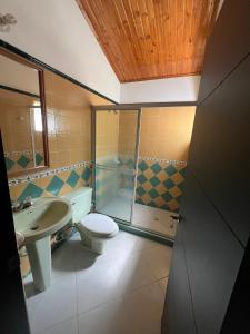 un baño con inodoro y lavabo en Casa quinta La herradura valle verde, en Melgar