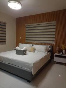 a bedroom with a large bed in a room at Estrella de luz penthouse a estrenar in Santiago de los Caballeros
