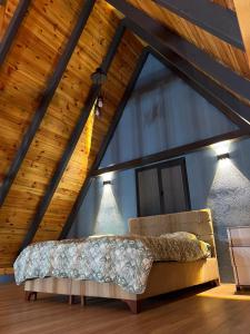 Cama en habitación con techo de madera en Kahraman Bungalow en Sapanca
