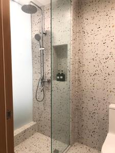 una doccia con porta in vetro in bagno di Fun Hotel a Panglao