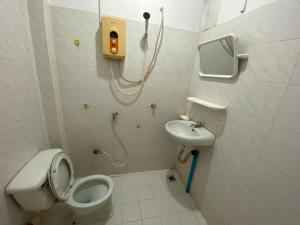 uma casa de banho com um WC e um lavatório em The Grey Guesthouse em Phnom Penh