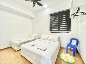 Postel nebo postele na pokoji v ubytování Beacon Executive Suites #Modern Chic #SkyPool #Georgetown #5pax #2BR 2bath #2Queen 1Single #Quality well maintained #Private host