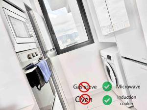 Kuchyň nebo kuchyňský kout v ubytování Beacon Executive Suites #Modern Chic #SkyPool #Georgetown #5pax #2BR 2bath #2Queen 1Single #Quality well maintained #Private host
