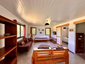 Postel nebo postele na pokoji v ubytování Maison TuiMatai, plage blanc privé vue sur Tahiti