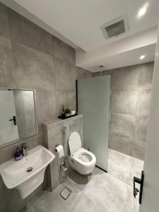uma casa de banho com um WC e um lavatório em شقة مودرن 3غرف نوم وصاله بالملقا c em Riade