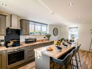 a kitchen with a table with chairs and a counter top at 3 Bed in Stanhope 89607 in Eastgate