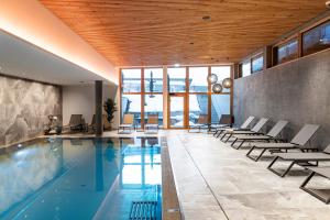 kryty basen z krzesłami i basen w obiekcie Landhotel Tirolerhof - Wildschönau - PREMIUM Card im Sommer w mieście Oberau