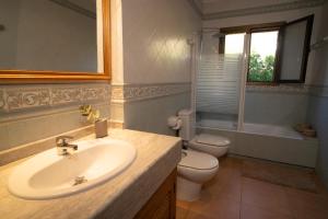 Ένα μπάνιο στο Villa Cal Peso +25 φωτογραφίες