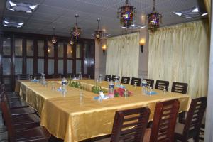 une salle de conférence avec une grande table et des chaises dans l'établissement Hotel Lighthouse Family Retreat, à Cox's Bazar