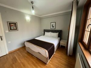 1 dormitorio con 1 cama grande en una habitación en Gulhane Hotel Old City, en Estambul